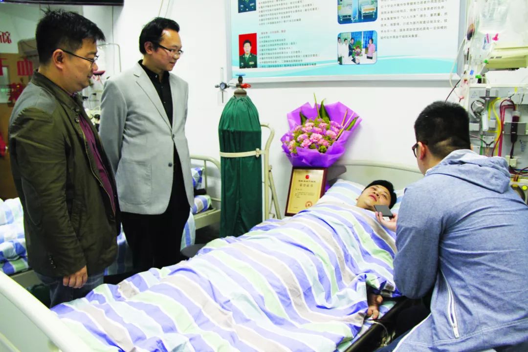 【最美(měi)兵(bīng)裝人(rén)&lt;22&gt;】大(dà)愛(ài)仁心：青山(shān)工(gōng)業(yè)鄒瑜的(de)生(shēng)命助跑