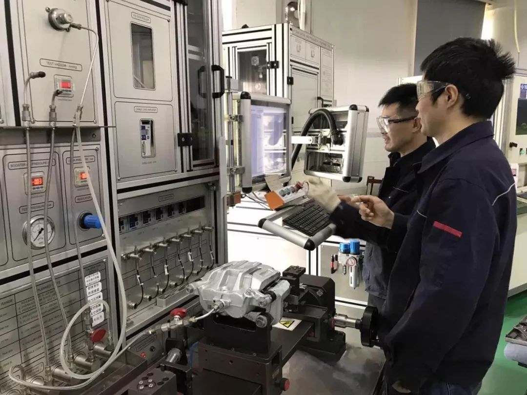 【最美(měi)兵(bīng)裝人(rén)<24>】南(nán)方天合制(zhì)動踏闆感優化(huà)團隊:一(yī)腳“刹車(chē)” 大(dà)有(yǒu)學問(wèn)