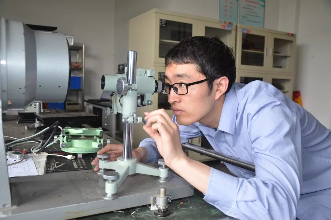 【兵(bīng)裝青年(nián)标兵(bīng)①】華中光(guāng)電(diàn)楊龍：一(yī)個(gè)“精密”的(de)90後