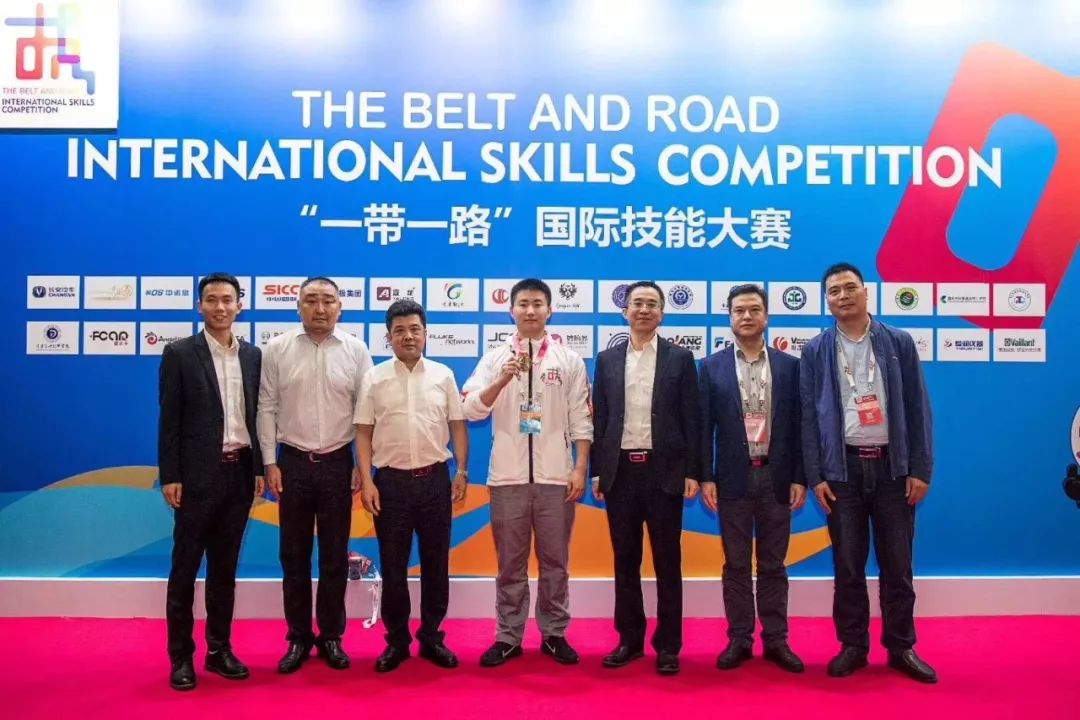 【建功“一(yī)帶一(yī)路(lù)”】奪冠!兵(bīng)裝工(gōng)匠(jiàng)閃耀“一(yī)帶一(yī)路(lù)”國(guó)際技(jì)能(néng)大(dà)賽!