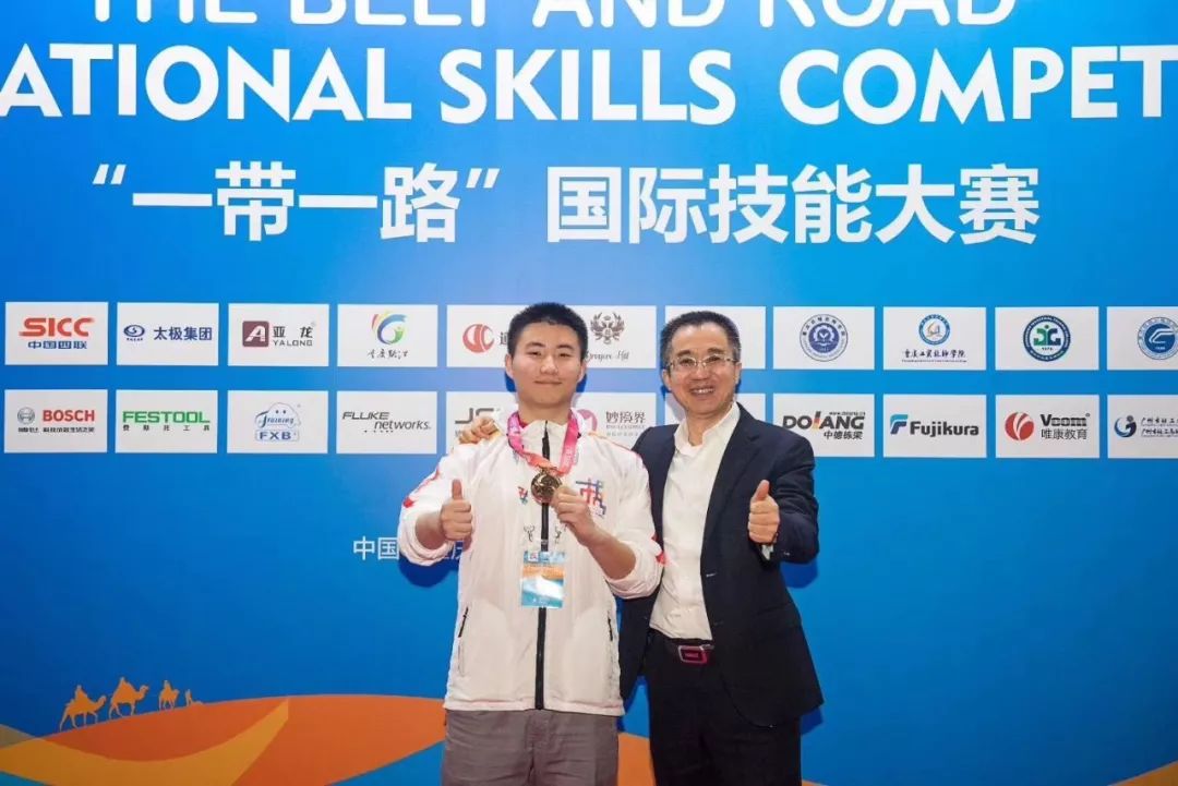【建功“一(yī)帶一(yī)路(lù)”】奪冠!兵(bīng)裝工(gōng)匠(jiàng)閃耀“一(yī)帶一(yī)路(lù)”國(guó)際技(jì)能(néng)大(dà)賽!