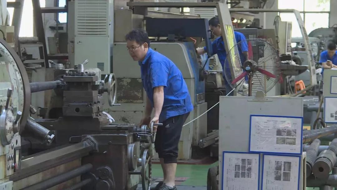 可(kě)敬！國(guó)慶中的(de)兵(bīng)裝身(shēn)影(yǐng)