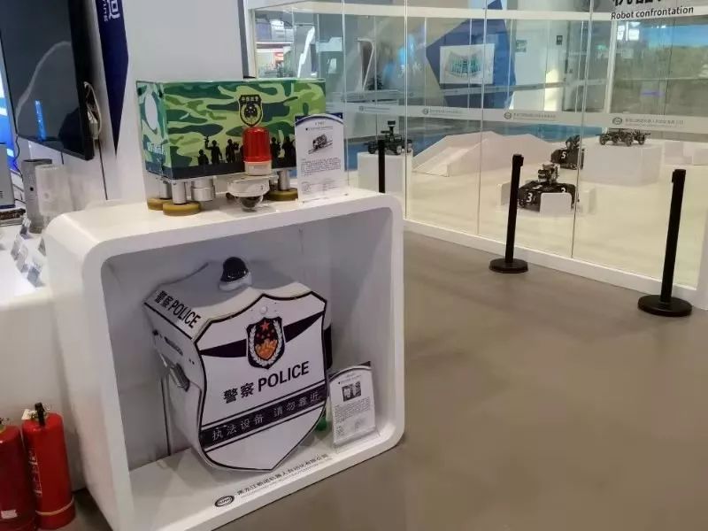 實力跨界，瞧瞧他(tā)們的(de)機(jī)器(qì)人(rén)家(jiā)族