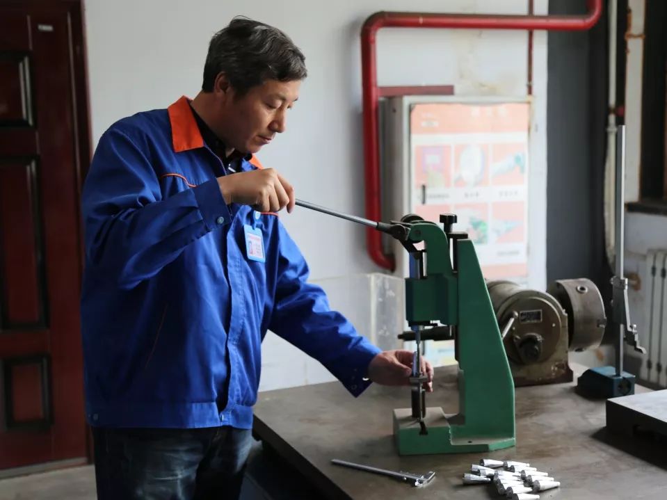 【最美(měi)兵(bīng)裝人(rén)<26>】“填空(kōng)題”滿分(fēn)!北(běi)方工(gōng)具李玉民(mín)填補了(le)多(duō)項國(guó)內(nèi)特品空(kōng)白(bái)